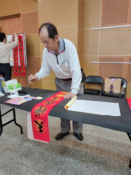 老師揮毫英姿10