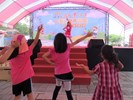 小朋友開心與小紅莓姐姐唱跳