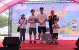 抽中平板電腦的民眾合影