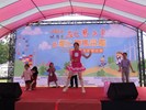 開心上台與小紅莓姐姐同樂
