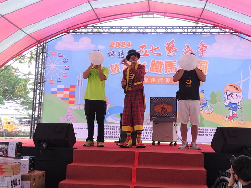 與現場民眾互動表演