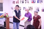 頒發感謝狀予入選者代表