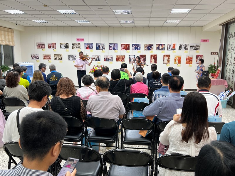 紀老師小提琴帶來溫馨的演奏