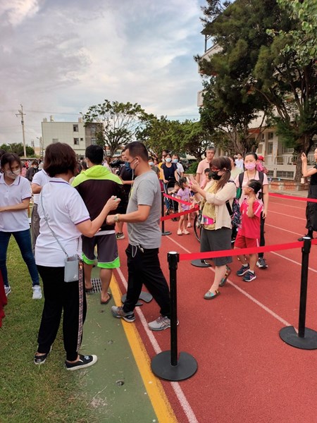 排隊進場的民眾