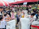 冰雕大師張瑞銘與現場民眾冰雕雪花互動體驗