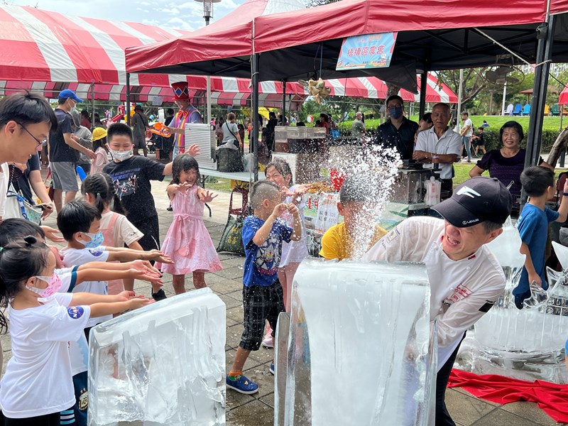 冰雕大師張瑞銘與現場民眾冰雕雪花互動體驗