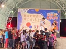 民眾爭著索取明星海報