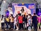 民眾爭著索取明星海報1