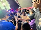 林琇琪贈送海報給現場觀眾2