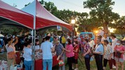 排隊領取摸彩券民眾