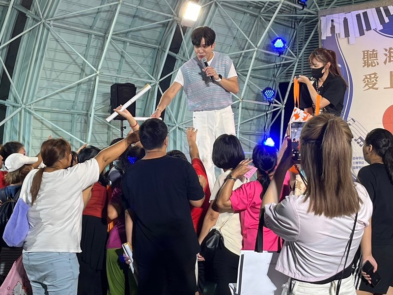許志豪分送海報予現場觀眾
