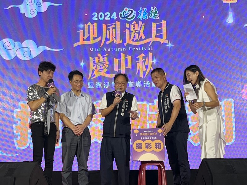 民政局吳世瑋局長抽出幸運得獎者