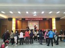 民眾現場排隊等候領取春聯