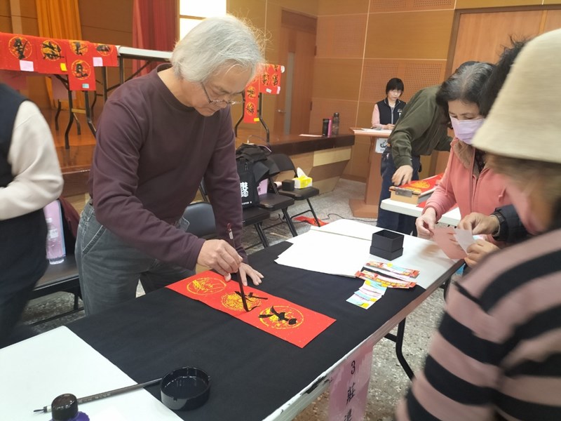 老師揮毫英姿3