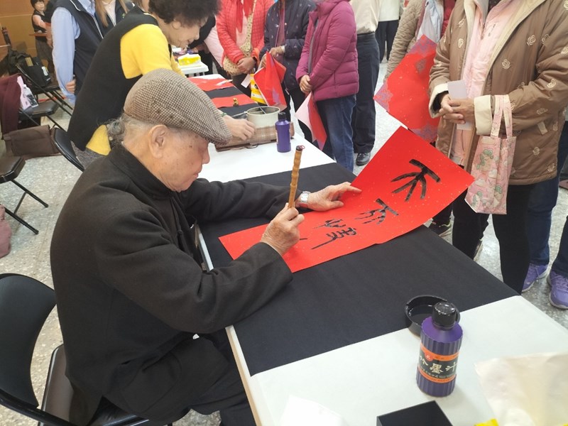 老師揮毫英姿5
