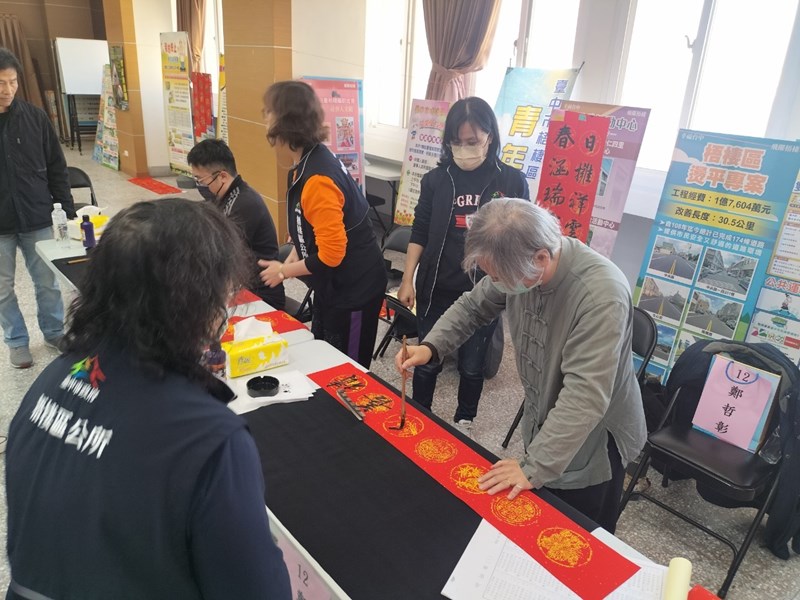 老師揮毫英姿9