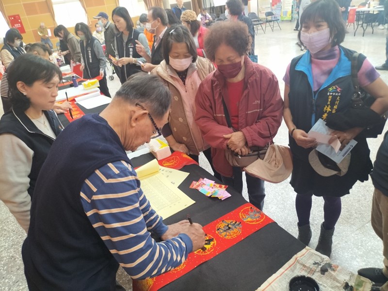 老師揮毫英姿13