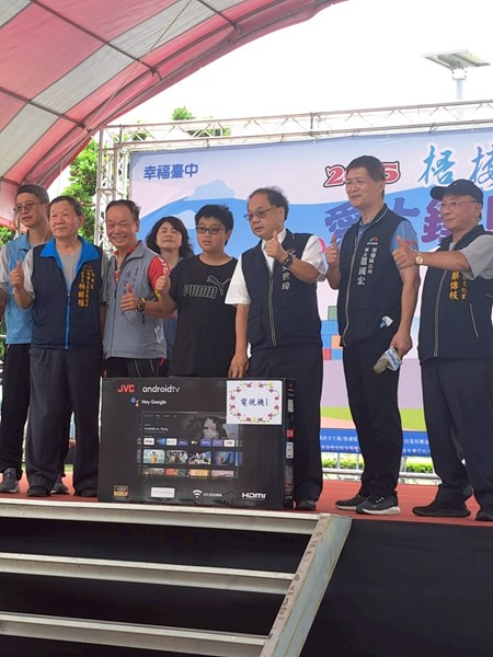 幸運兒與吳局長合影