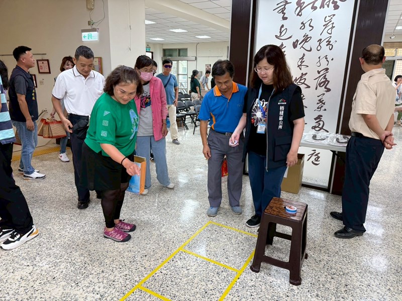等待玩跳房子的民眾
