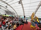 「魔神喬治」融合逗趣造型與現場互動，