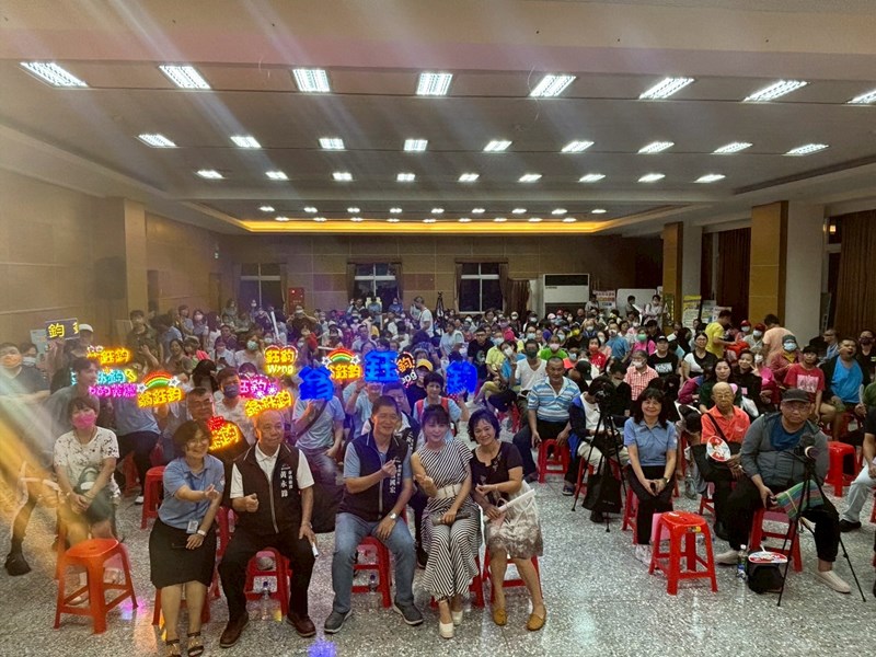 翁鈺鈞與民眾大合照