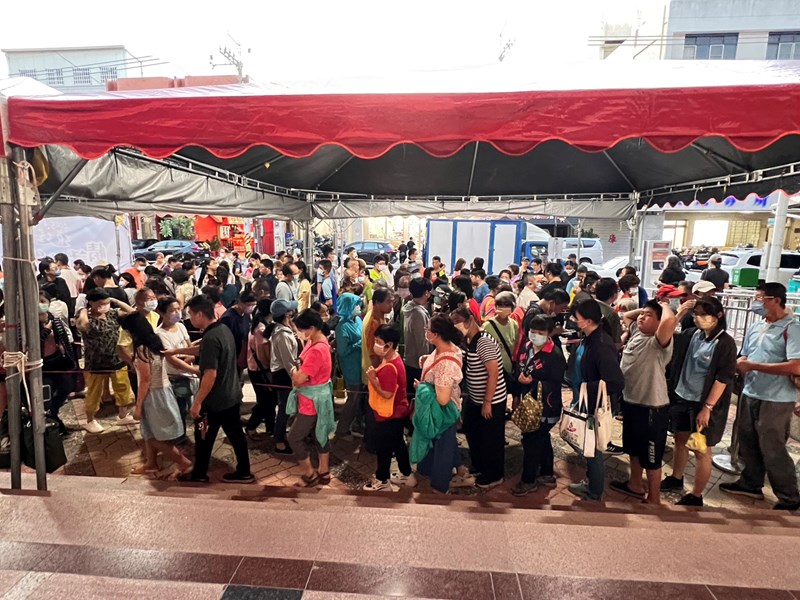 排隊等待入場的民眾