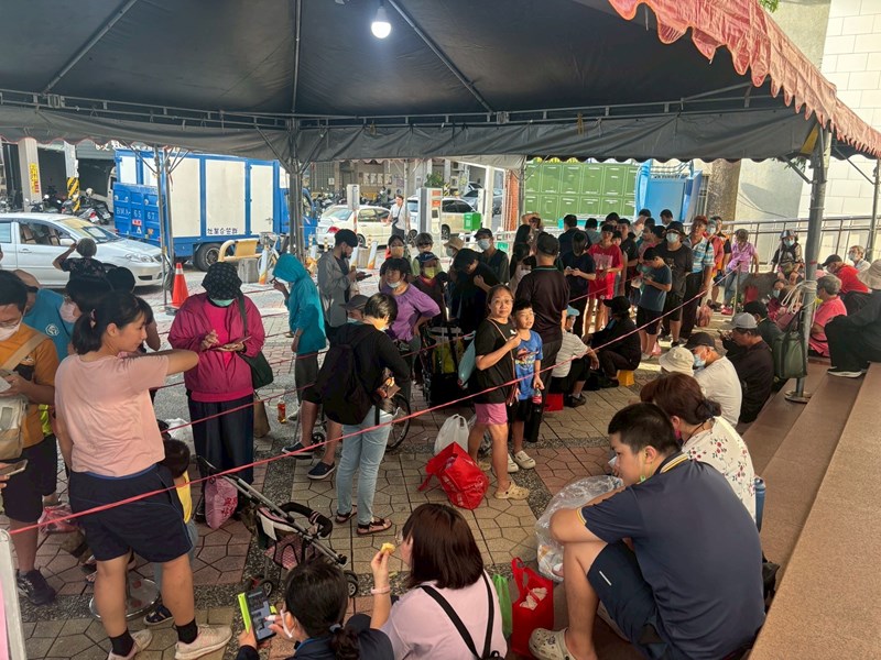 排隊等待入場的民眾1