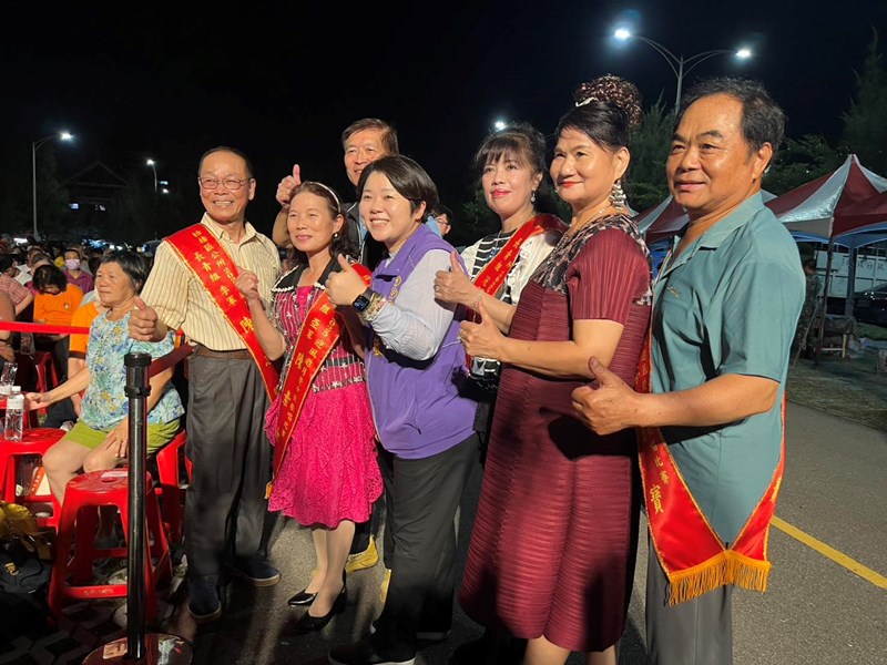 區民歌唱比賽長青組得獎者與副議長顏莉敏合照