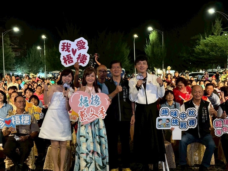 情歌女神~龍千玉與現場民眾大合照