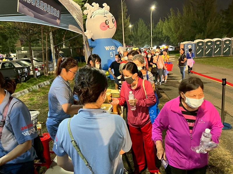 排隊等待進場及領取宣導品的民眾