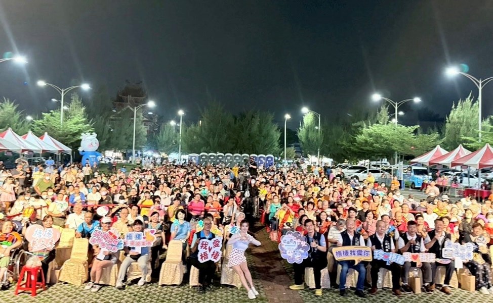 實力派女聲-戴梅君與民眾大合照