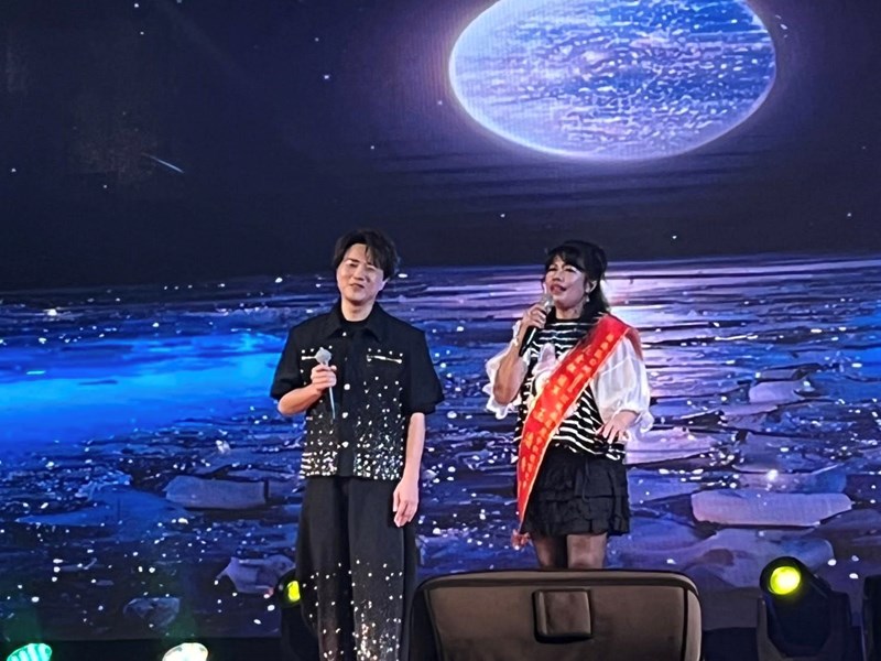 歌手陳孟賢與區民歌唱比賽長青組冠軍王潘秀花同台飆歌