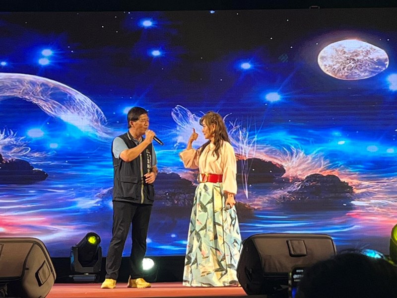 精彩演唱~溫區長與龍千玉