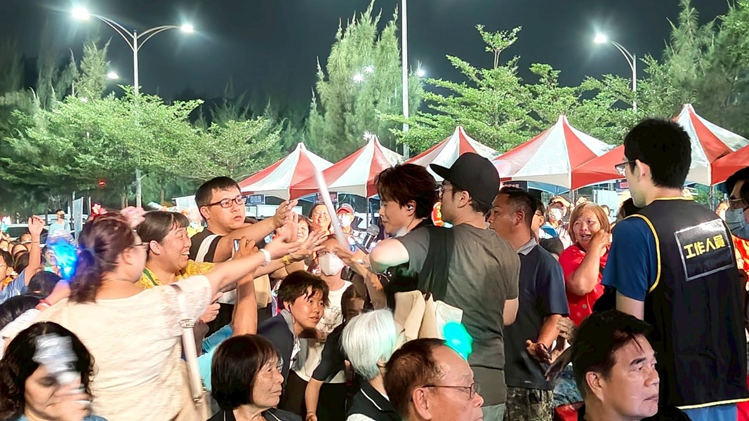 熱情粉絲爭搶陳孟賢海報