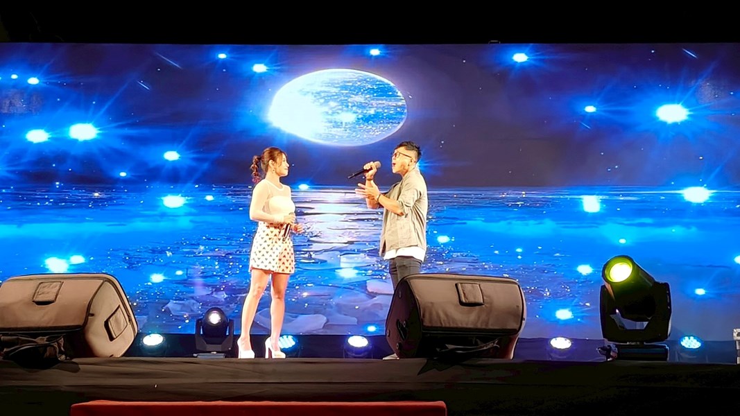 戴梅君與區民歌唱比賽青壯組冠軍葉昱廷同台飆歌