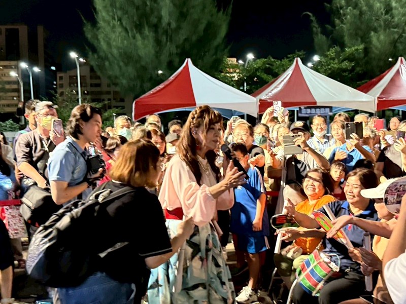 藝人龍千玉與現場粉絲互動