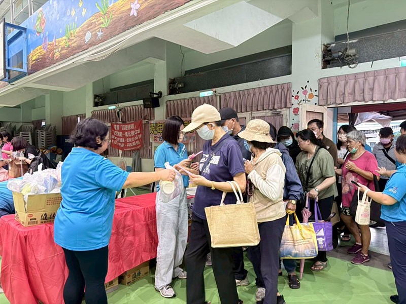 分送宣導品及摸彩券