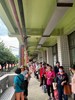 排隊等待入場民眾