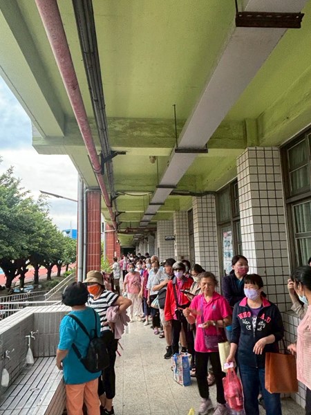 排隊等待入場民眾