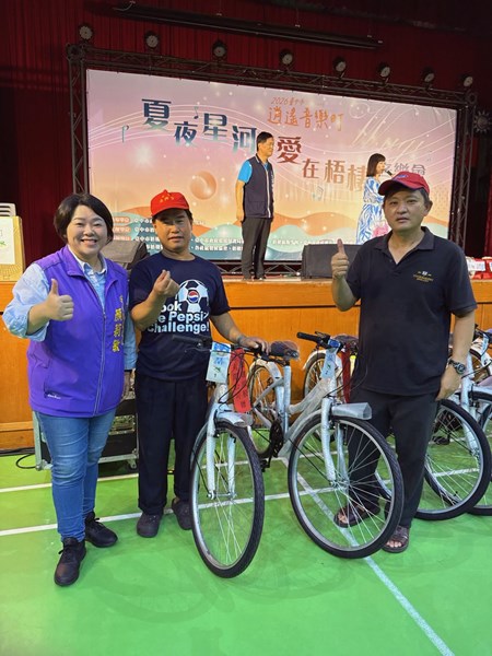 顏莉敏副議長與抽中腳踏車民眾合影