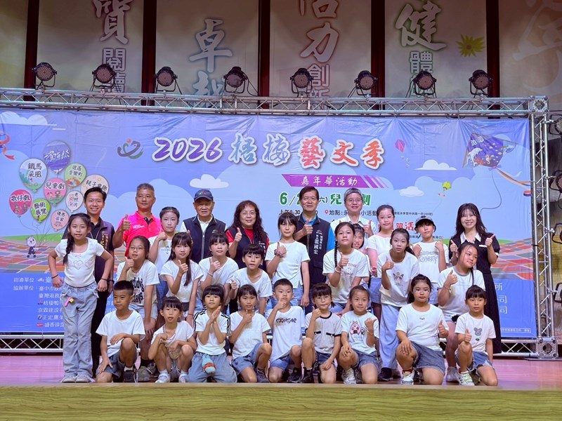 貴賓與永寧國小舞蹈隊合影