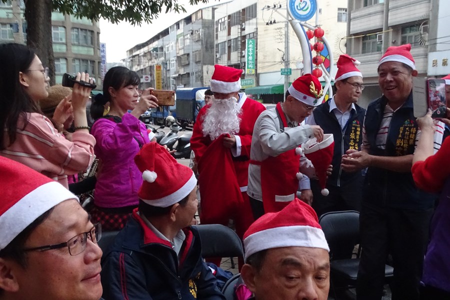 發放糖果與民同樂