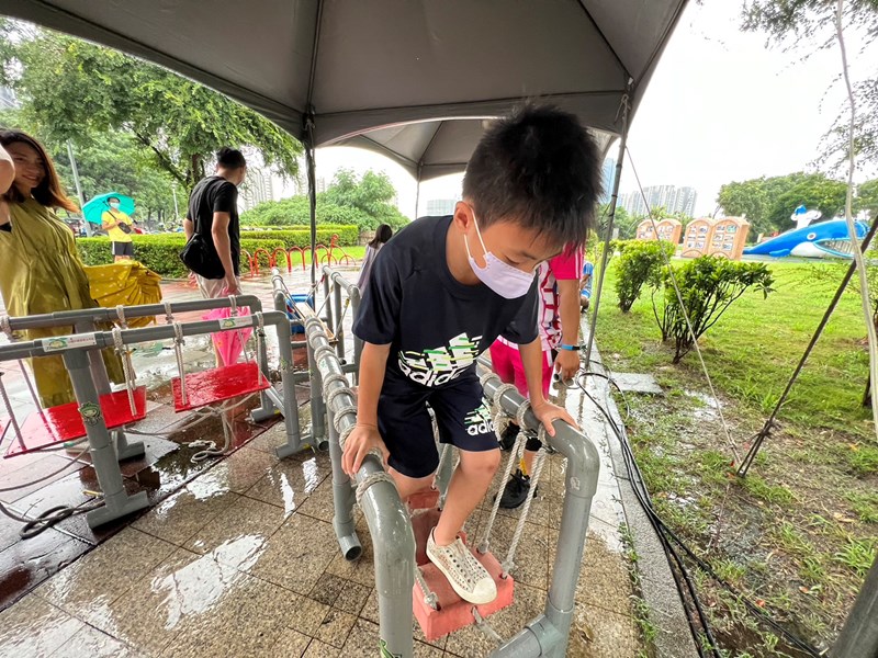 小心翼翼的走完天空步道